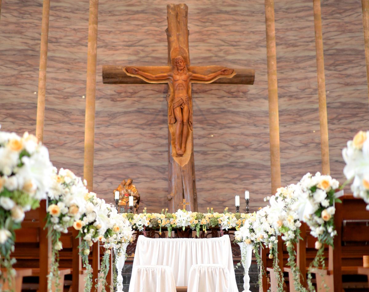 O Casamento Cristão em Siroki-Brijeg: A Cruz como Pilar da União