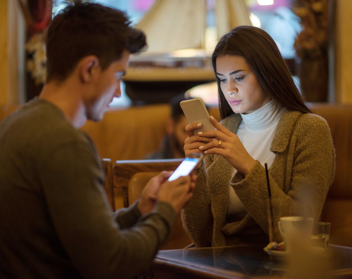 Redes Sociais e Relacionamentos: Como o Uso Excessivo Ameaça o Casamento